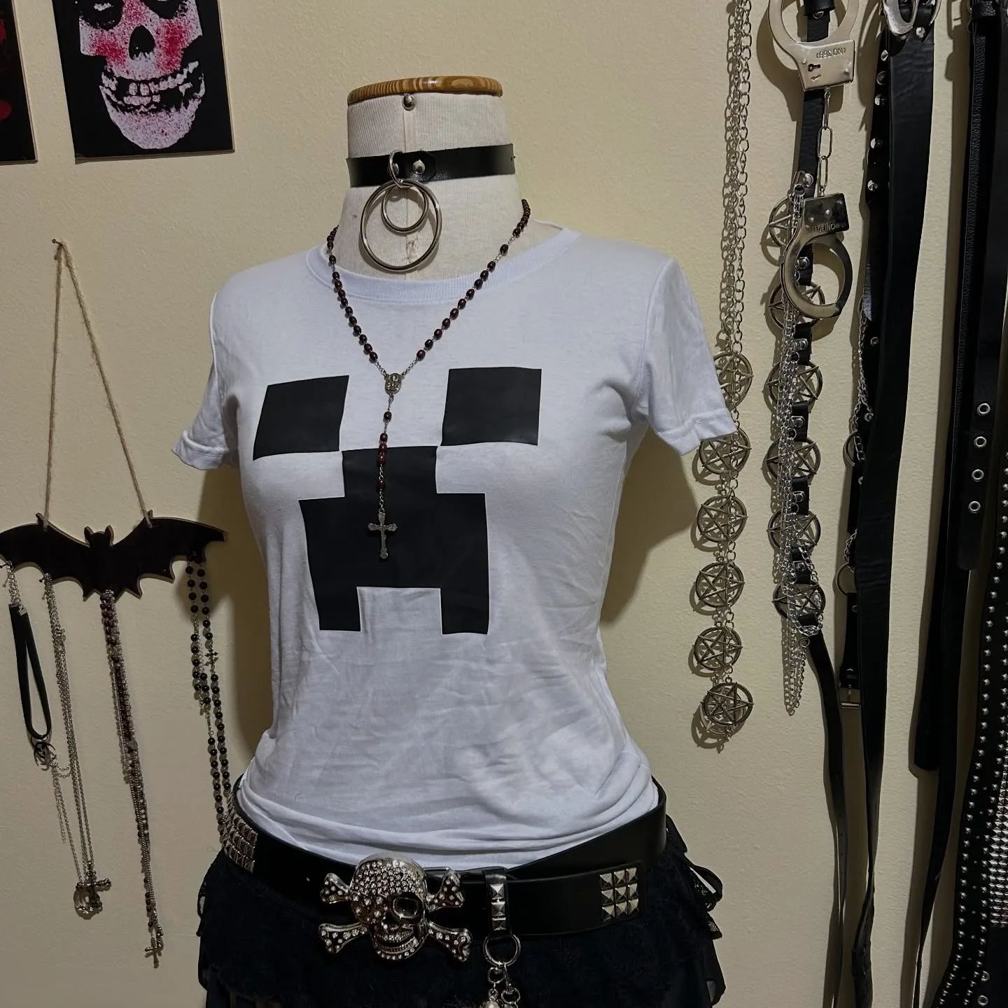 Y2K Graphic Baby Tee Crop - 2000年代原宿系ファッション エモガール スリム Y2K クロップトップ ゴシックパンク
