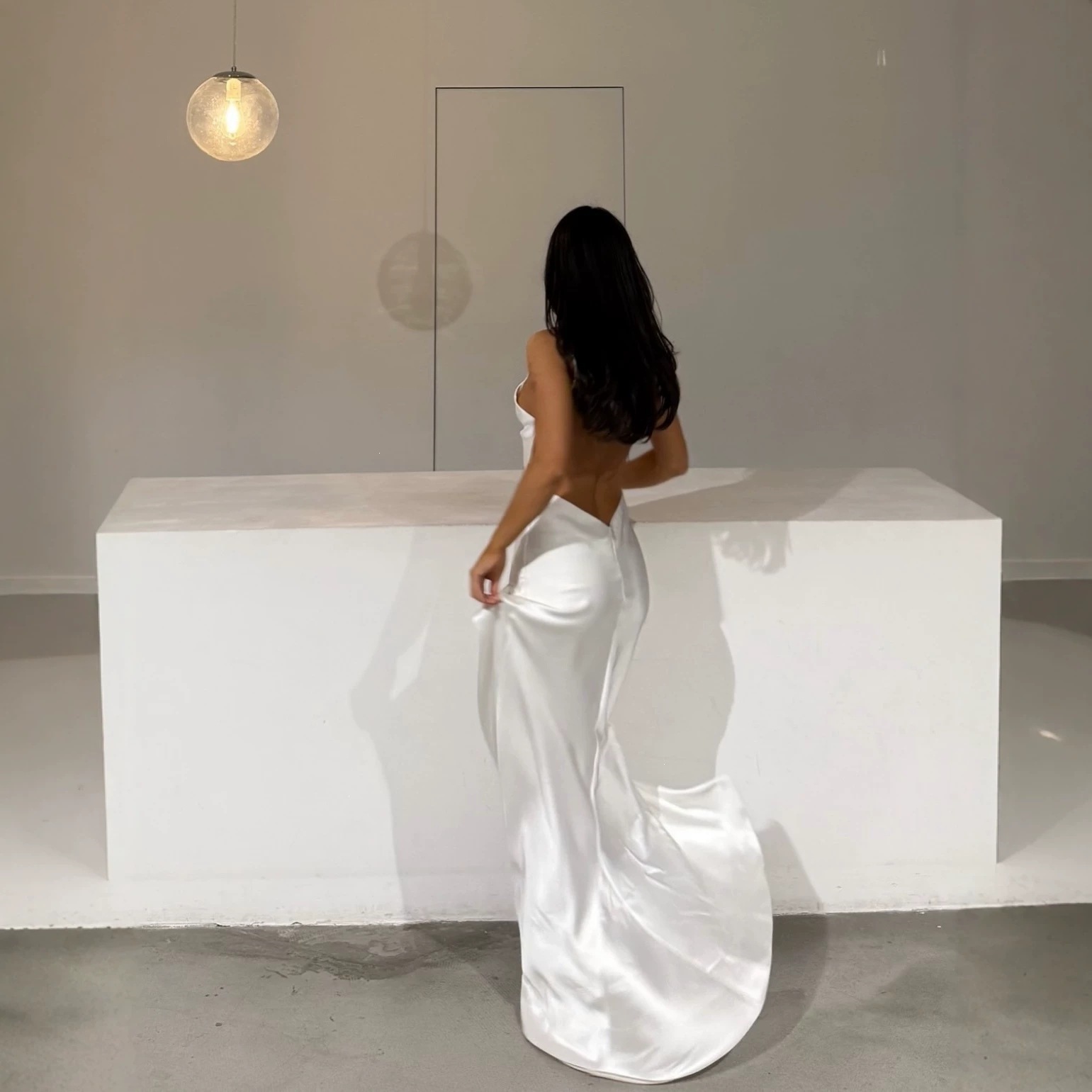 白いサテンのロングイブニングドレス。細いストラップ、Vネック - Elegant Satin Evening Gown Split のレビューと価格